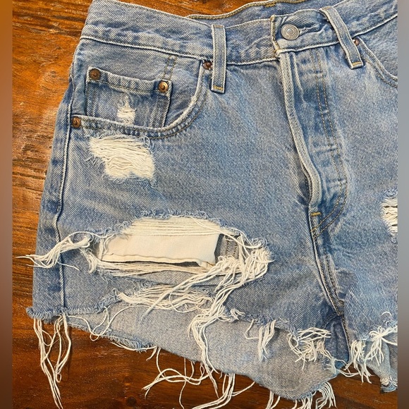 LEVI’S 501 “Big E” Jean Shorts Ripped Distressed Size 28 - Picture 3 of 13